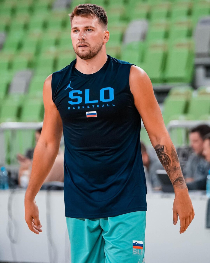 东契奇ins晒照,配文:we back__财经头条