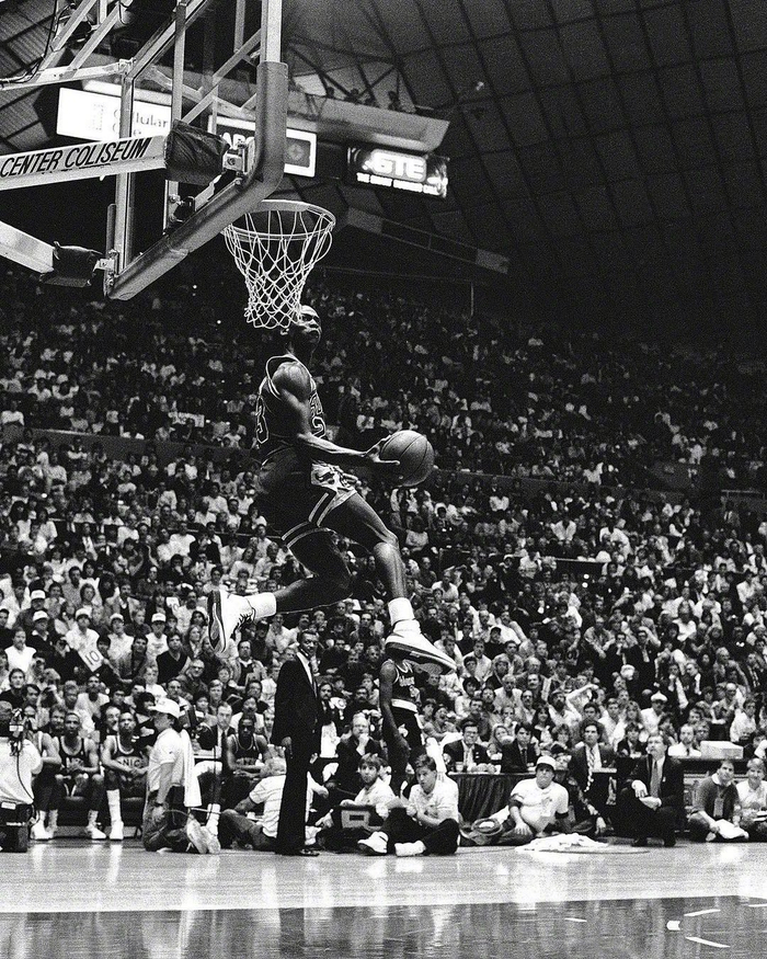 分享一组乔丹夺得扣篮大赛冠军的黑白高清大图