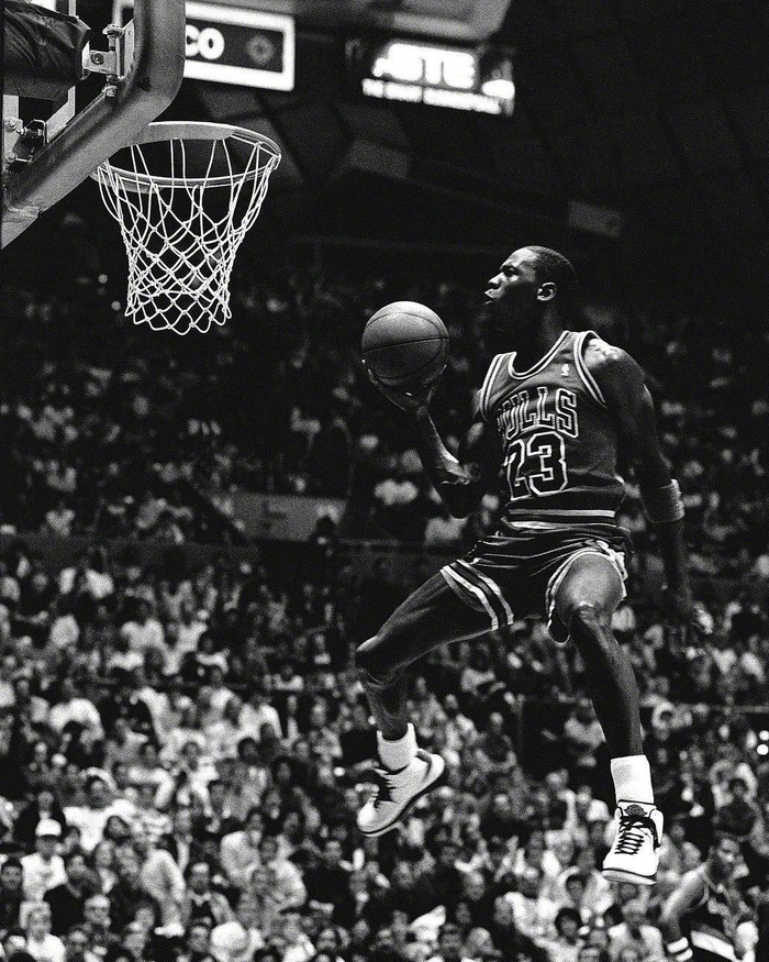 分享一组乔丹夺得扣篮大赛冠军的黑白高清大图
