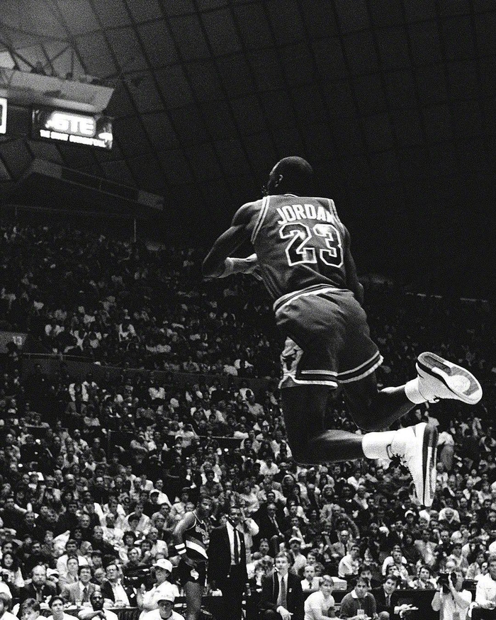 分享一组乔丹夺得扣篮大赛冠军的黑白高清大图