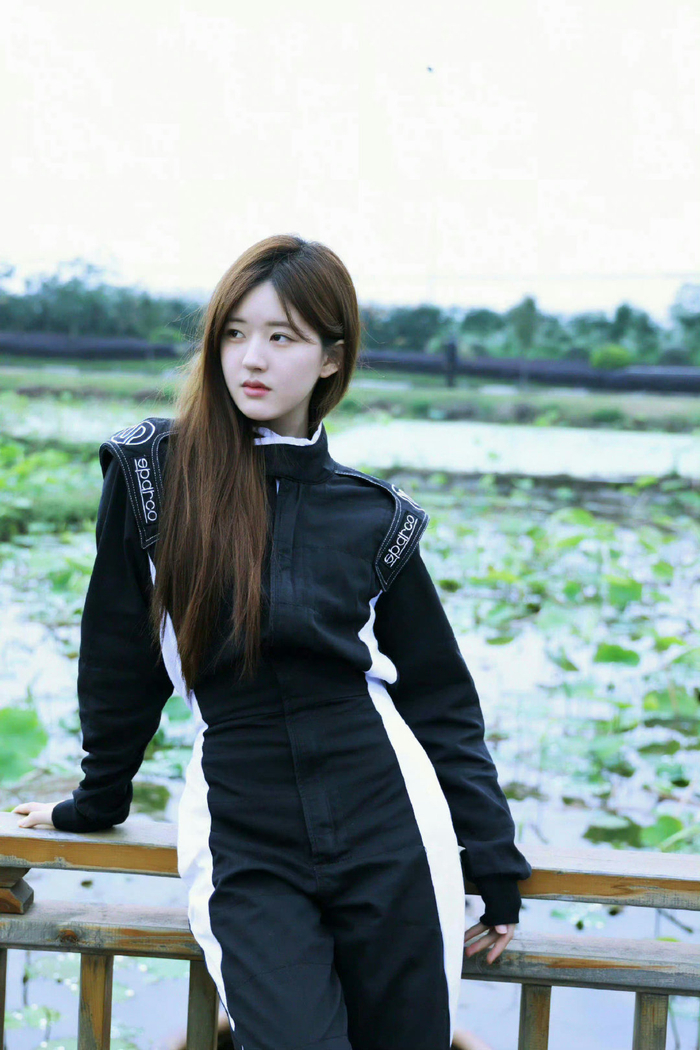 赵露思赛车服造型黑色赛车服又a又飒