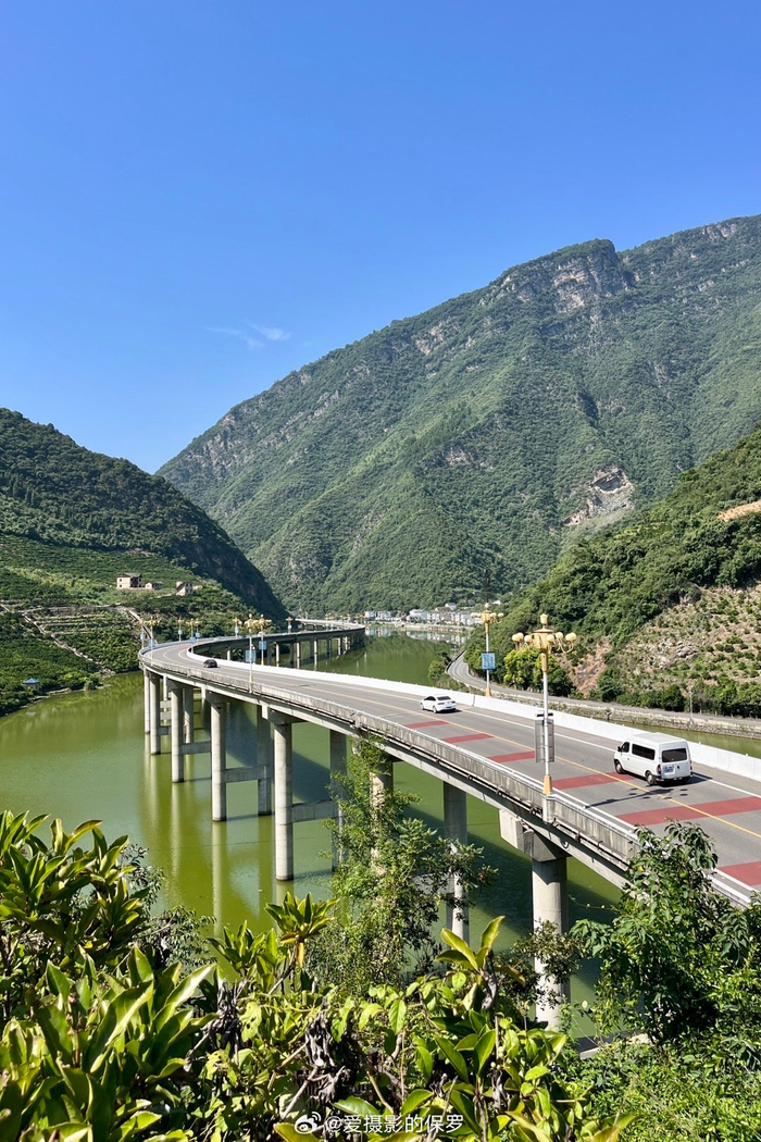 走过宜昌兴山这条我国首条生态环保公路号称最美水上公路