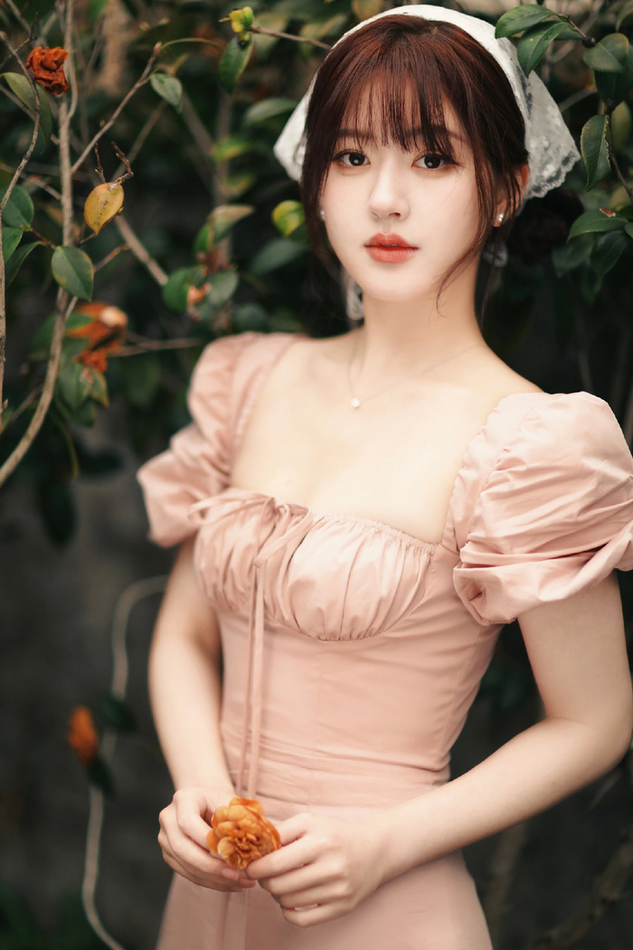 赵露思很适合这样的少女风格特别是整个人呈现出来的氛围感