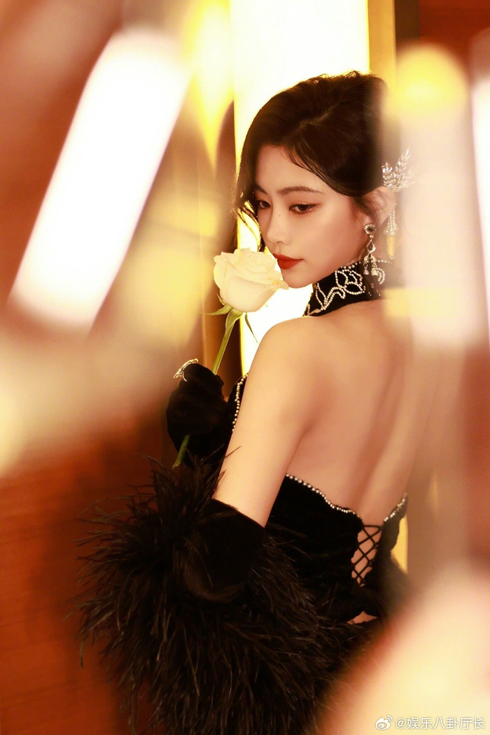 许佳琪今日看秀造型黑色礼服搭配红唇妆容复古风韵的kiki也太好看了吧