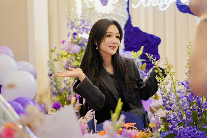 杨紫生日照更新灰色大衣好温柔被爱包围的小公主生日快乐呀