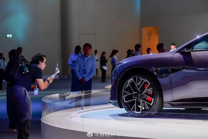 再次惊艳全场,受到泰国工业部长萍帕塔拉·维猜坤女士夸奖