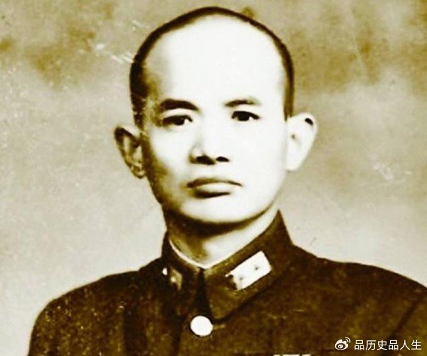 一众国军高级将领同框合影,杜聿明只能站在后面,其他人是谁?