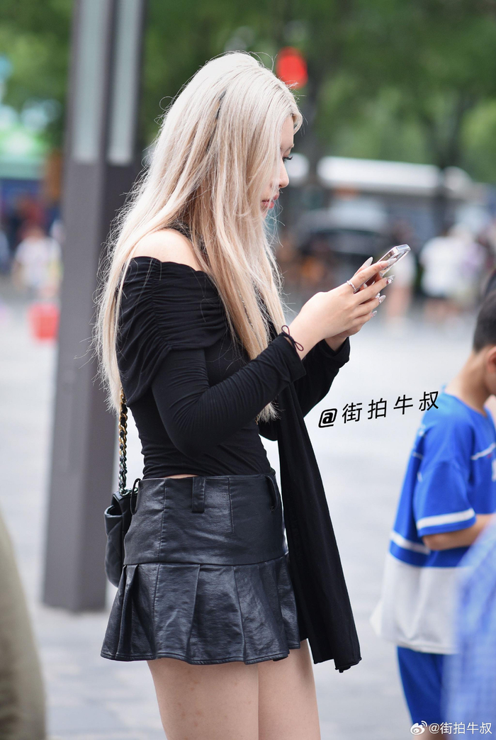 姑娘穿着气质性感的百褶皮裙出街