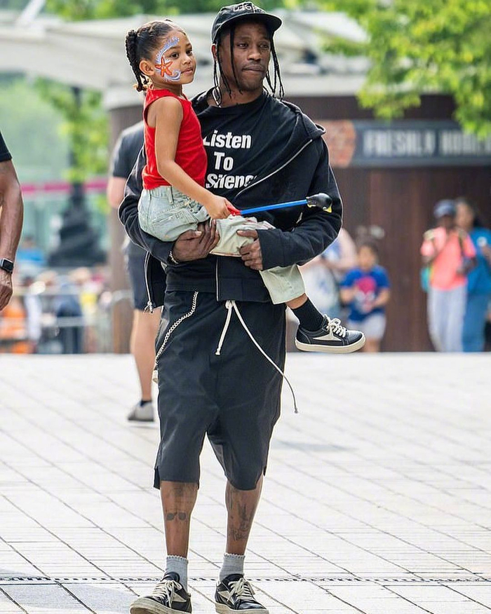 travisscott带着女儿stormiwebster现身伦敦的街拍
