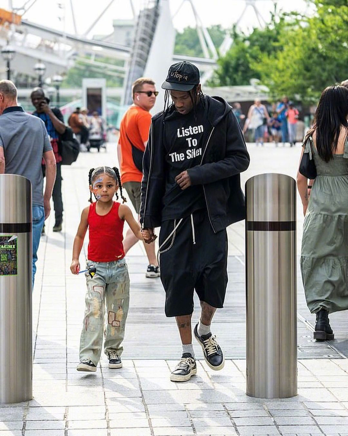 travisscott带着女儿stormiwebster现身伦敦的街拍