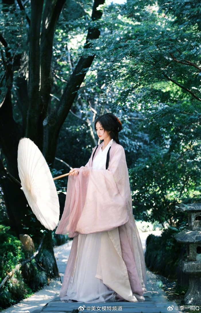 李一桐红发带古装造型写真曝光水边回眸温婉似画中人