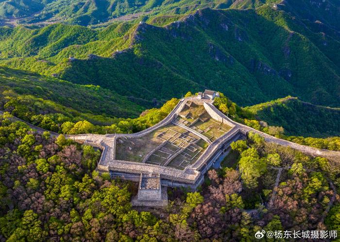 九眼楼长城日出 箭扣长城中国尊同框