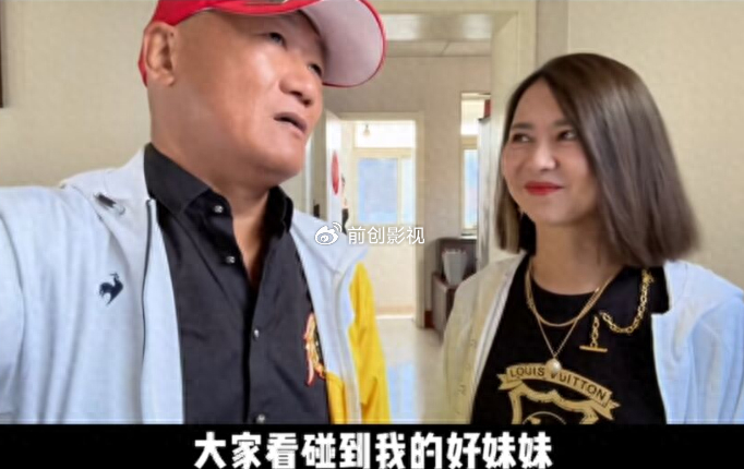 53岁甘萍罕露面,与谢东同框送节日祝福,模样大变撞脸胡慧中