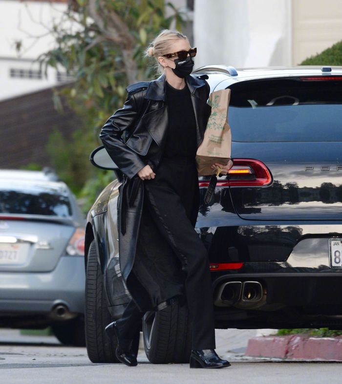 超模stella maxwell 现身洛杉矶 whole foods 购物的街拍