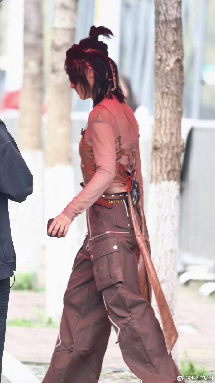 尚雯婕俏皮冲天辫