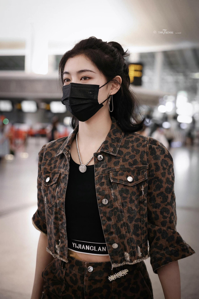 许佳琪机场饭拍好久不见机场kiki行走的时尚穿搭衣架