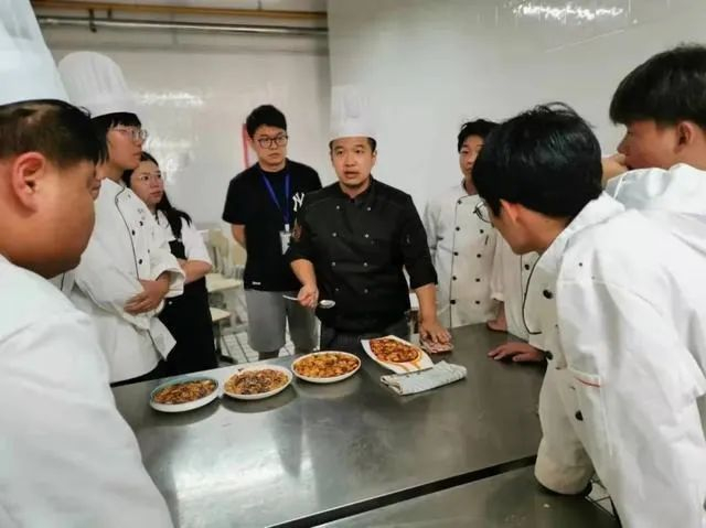 对话九转大肠哥 | “200斤的人,180斤是反骨”|曹可凡|评委|俞涛|节目|硬壳_新浪新闻