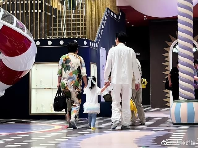 向太夫妻带孙女去游乐场!向华强和保姆聊孙女趣事,向芷身高优越__财经头条__新浪财经