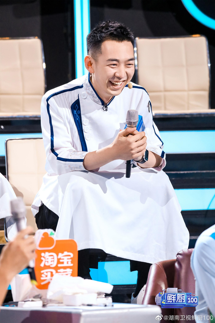 稳重从容的@张景轩solomon 今晚十点《鲜厨100》见