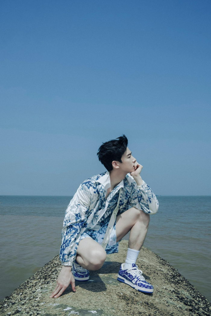 白敬亭海边拍照##白敬亭的腿毛