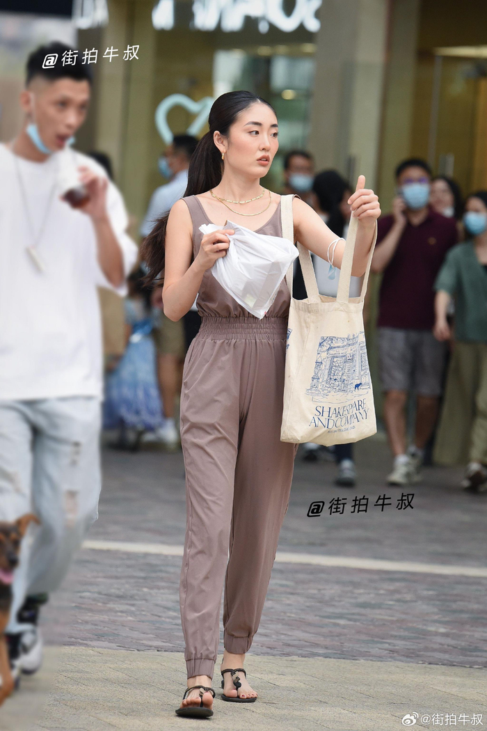 美女穿着好看的松紧腰吊带连体裤出街