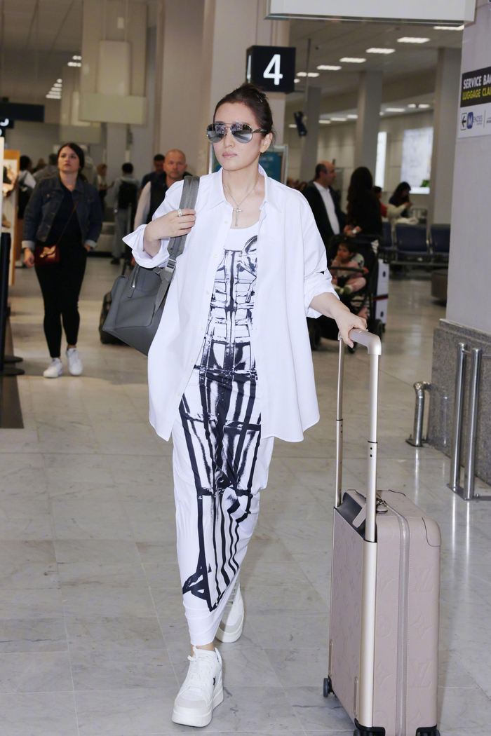 北京时间5月13日,巩俐抵达法国尼斯机场,这是她第20次参加戛纳电影节