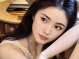 刘浩存夏日自然光妆容展现青涩笑容