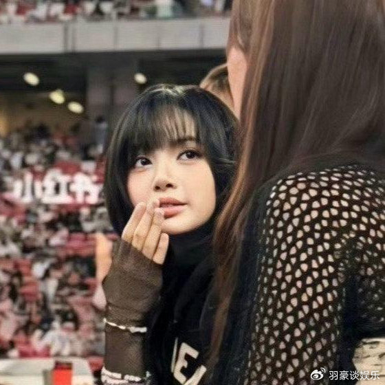 lisa现身霉霉的演唱会,现场尖叫不断人气爆棚,身材比