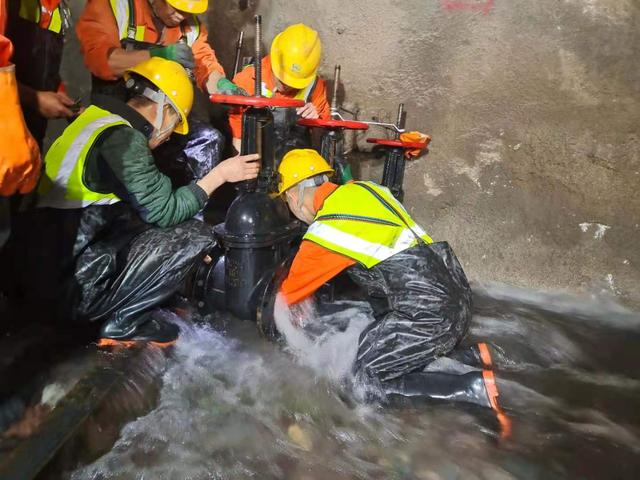 迎战地下“涌水”|玉溪市|隧洞|支护|施工|项目部_新浪新闻
