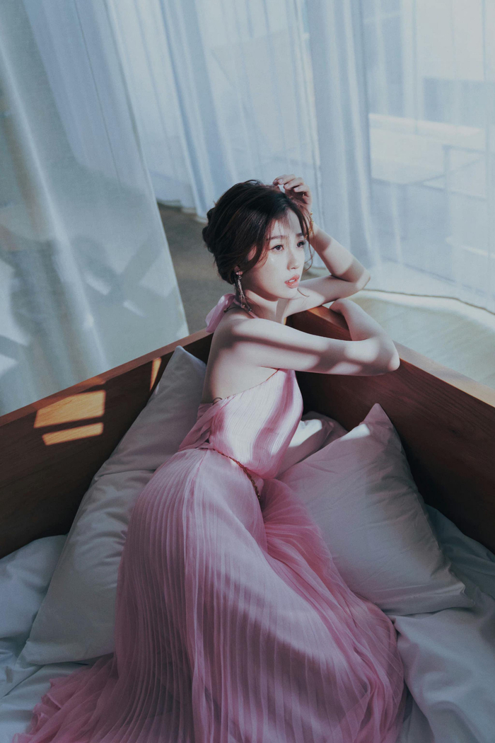 虞书欣最新造型粉色挂脖长裙好美