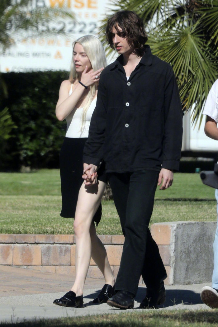 安雅anyataylorjoy和丈夫malcolmmcrae现身洛杉矶