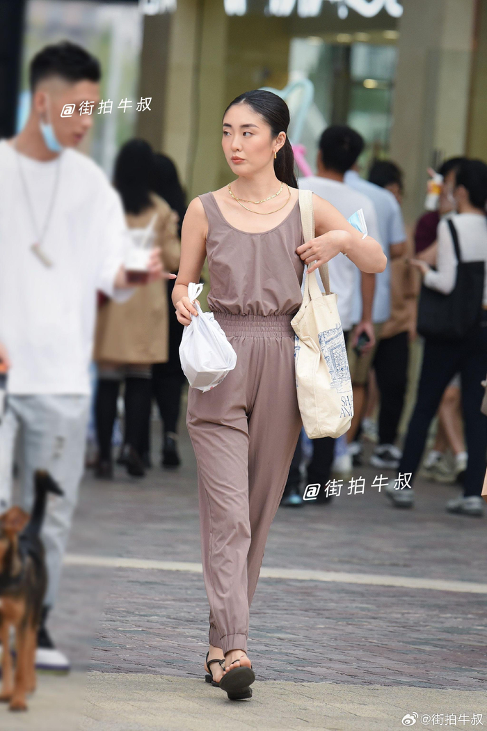 美女穿着好看的松紧腰吊带连体裤出街