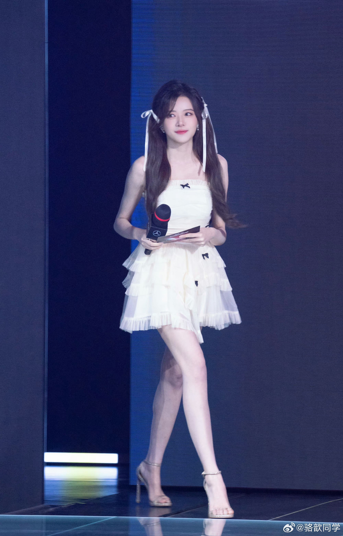 还是甜美风适合驼子姐呀骆歆晒主持照