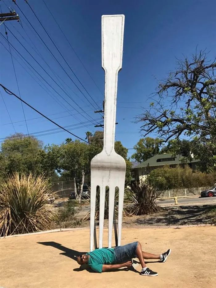 30幅搞笑照片,解锁欣赏雕塑的"新姿势",第一幅就让人笑出声|雕塑|巨鹰