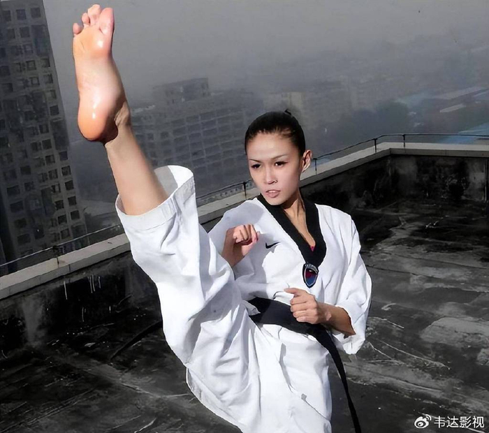 张蓝心在成龙的电影《十二生肖》中一炮而红,她的大长腿和那些高难度