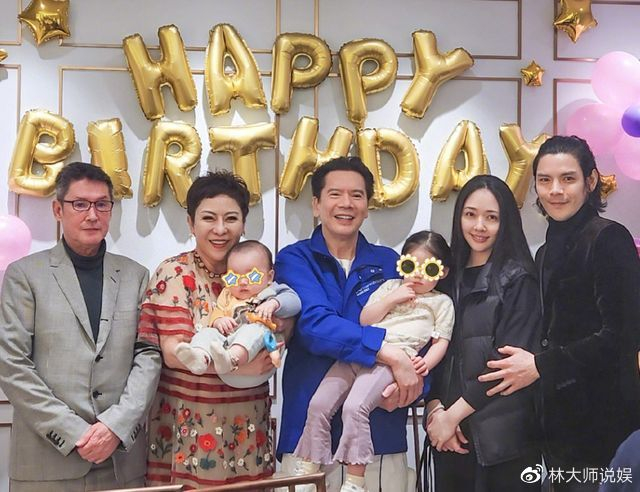 向华强和保姆聊孙女趣事,向芷身高优越|孙女|向华强|郭碧婷_新浪新闻