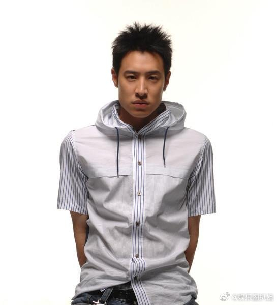 潘玮柏貌似减肥成功瘦了之前还是个肥仔来着