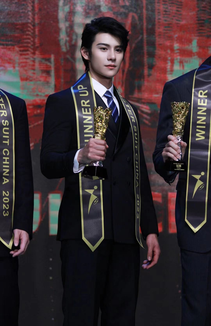 陈文亮:从健体boy到中国西装先生的完美蜕变|陈文亮|外形|男性_新浪