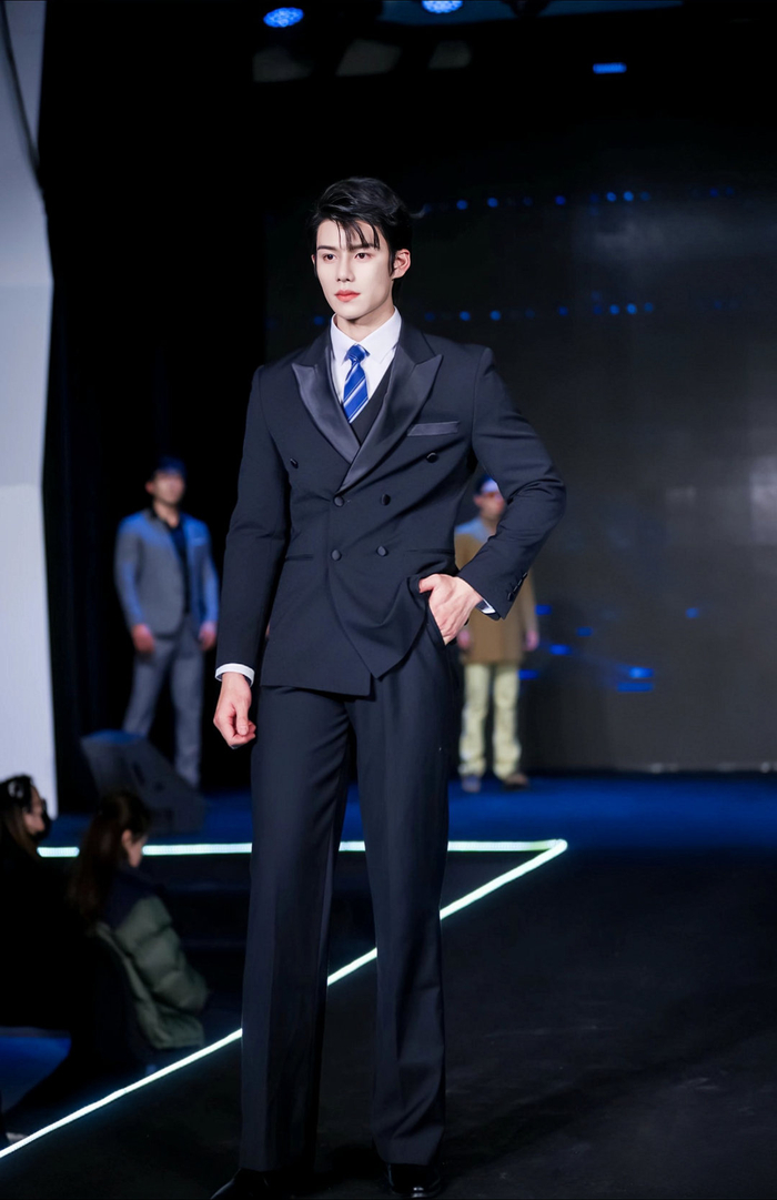 陈文亮:从健体boy到中国西装先生的完美蜕变|陈文亮|外形|男性_新浪