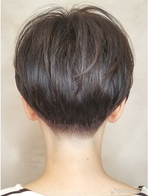 对于50岁以上的女性来说,选择推边短发可以展现出自己的个性魅力,让