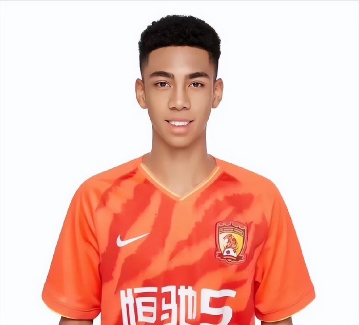 当年在德甲立足的中国球员有杨晨,邵佳一,还有上海的传球人物谢晖