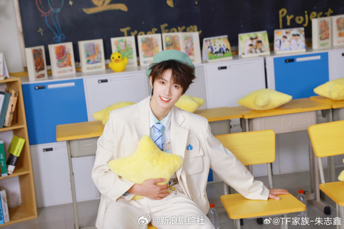 真不愧是我们喜欢的朱志鑫啊这一次白色西装真的好帅气