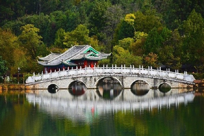 丽江·黑龙潭,从丽江古城寻水源而上,人间仙境似的园林,就在不远处