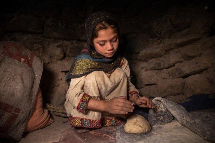 卖女儿求生或饿死,饥贫下阿富汗童婚现象激增,6岁女童成小新娘