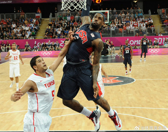 詹姆斯赛场表现引燃全场焦点