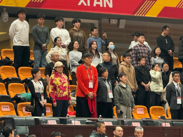 宋晓波郑海霞李昕丛学娣在场边为女篮加油