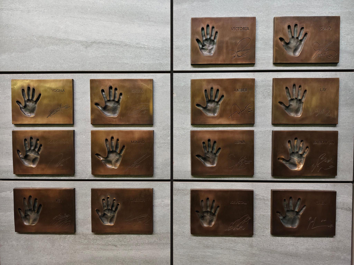 回酒店路上遇见手印墙我猜这上边儿都是韩国明星吧