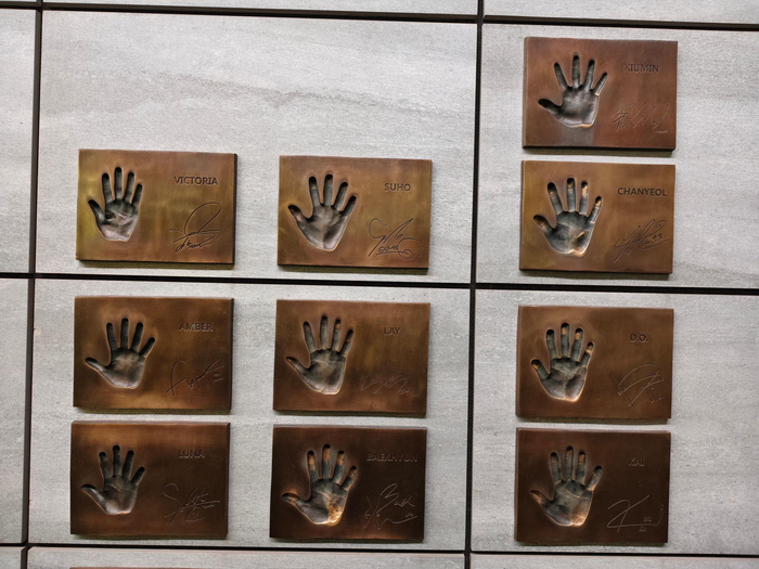 回酒店路上遇见手印墙,我猜这上边儿都是韩国明星吧?