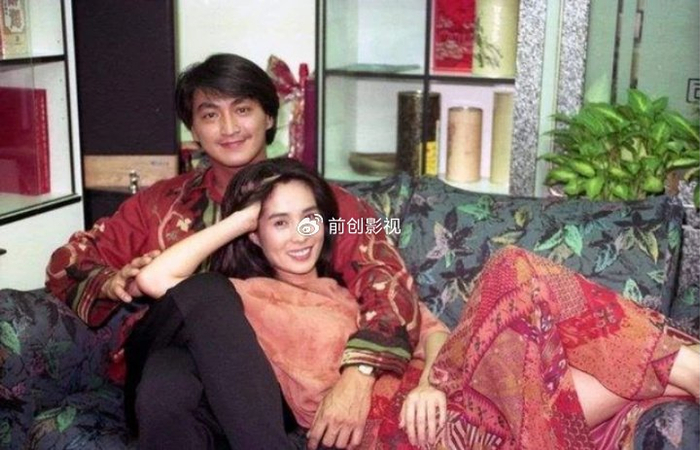 何家劲全家福曝光妻子与两任女友颜值相差大女儿遗传妈妈长相