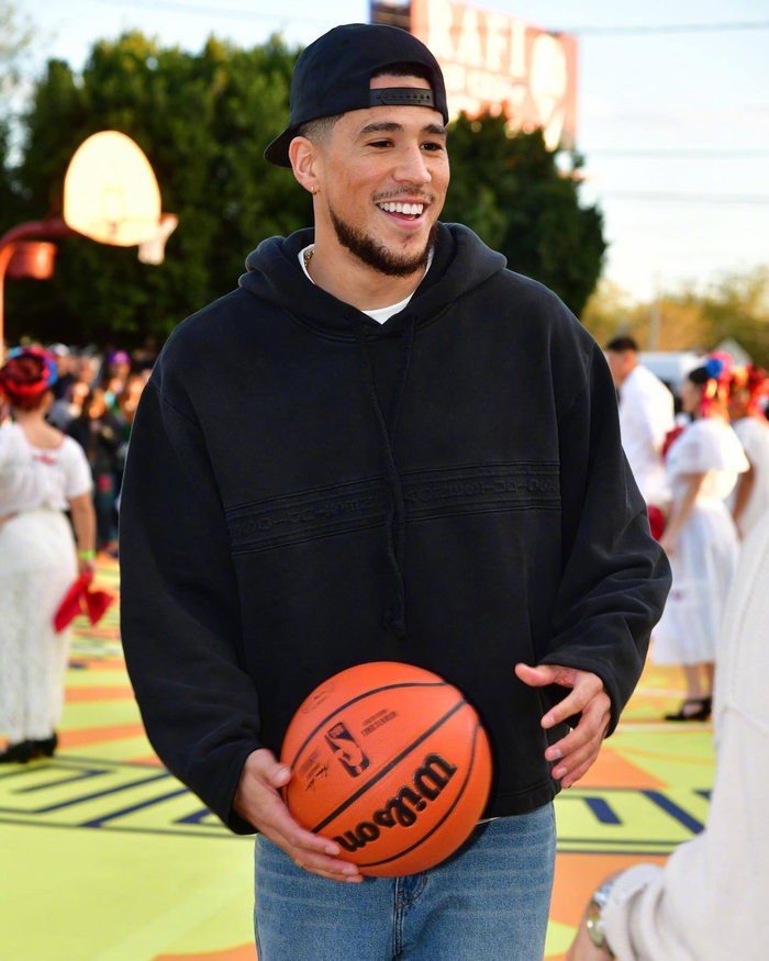 布克加盟湖人开启紫金新篇章 三巨头组合冲击总冠军